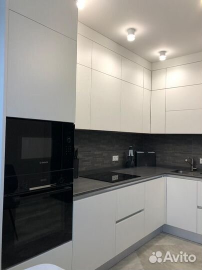 Угловая кухня под потолок на заказ