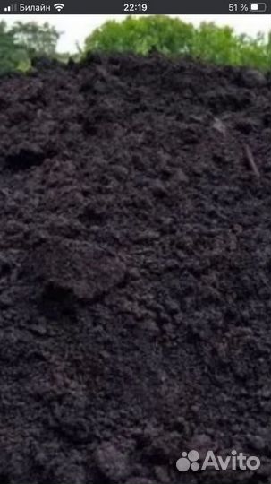 Чернозем перегной земля маневренным самосвалом