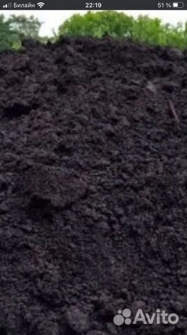 Чернозем перегной земля маневренным самосвалом