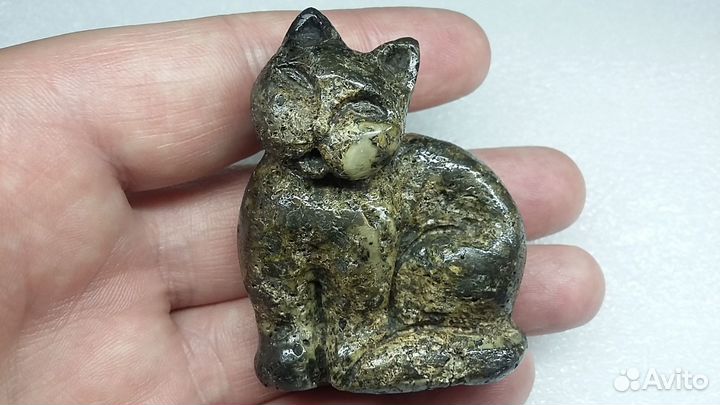 Фигурка из цельного янтаря. Хранитель очага