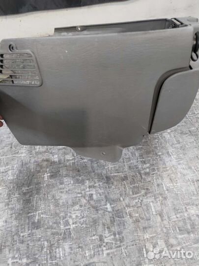 Бокс центральный Додж караван Вояджер 01-07г