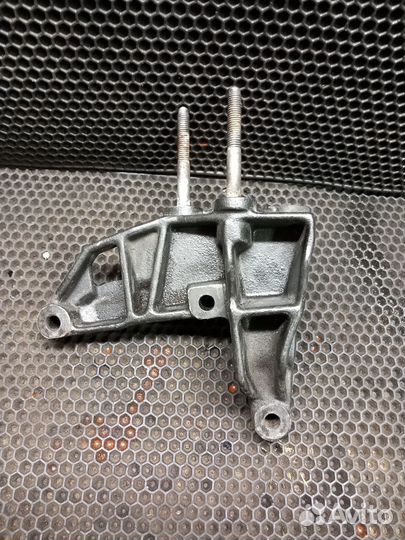 Правый кронштейн двигателя Opel Vectra B