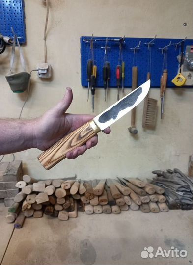 Нож охотничий заточку держит