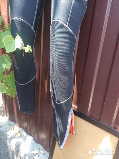 Гидрокостюм с капюшоном