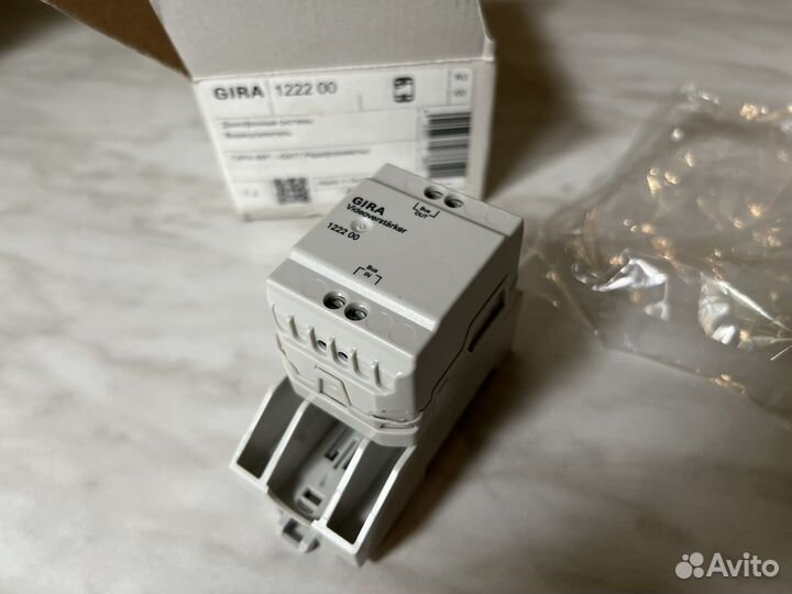 122200 Видеоусилитель Gira