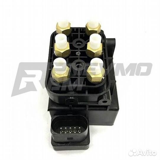 Блок клапанов пневмоподвески Volkswagen Touareg