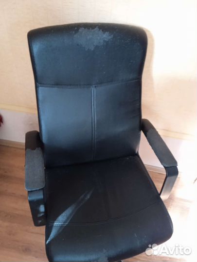 Офисное кожаное кресло бу