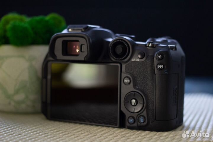 Беззеркальная камера Canon EOS R7 Body черная