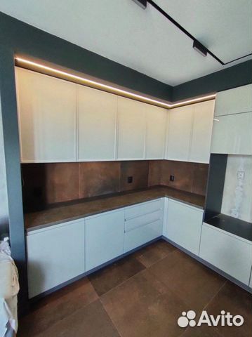 Кухня угловая со встраиваемой техникой