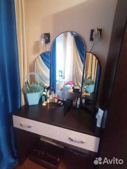 Туалетный столик с зеркалом