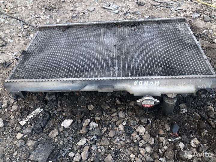 Радиатор охлаждения двигателя Honda Cr-V 1 2001