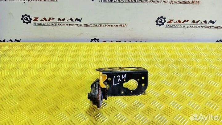 Крепежный угол левый Man Tgl