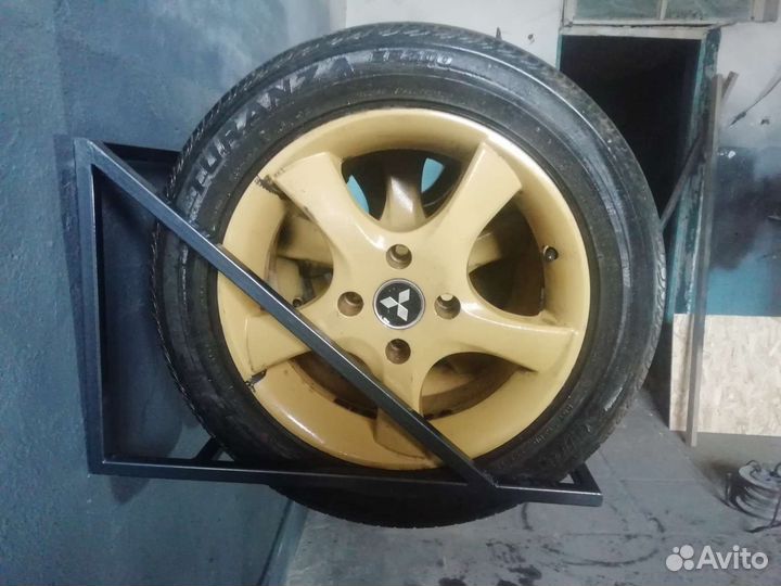 Стеллаж для хранения шин колес настенный