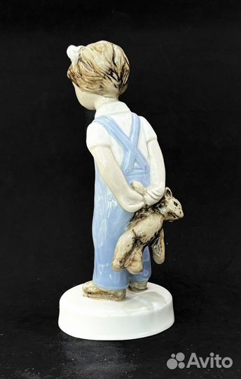 Статуэтка Девочка с мишкой Royal Dux