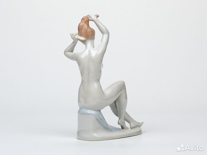 Девушка с гребнем статуэтка