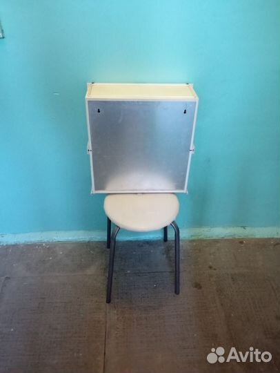 Навесной пластиковый ящик