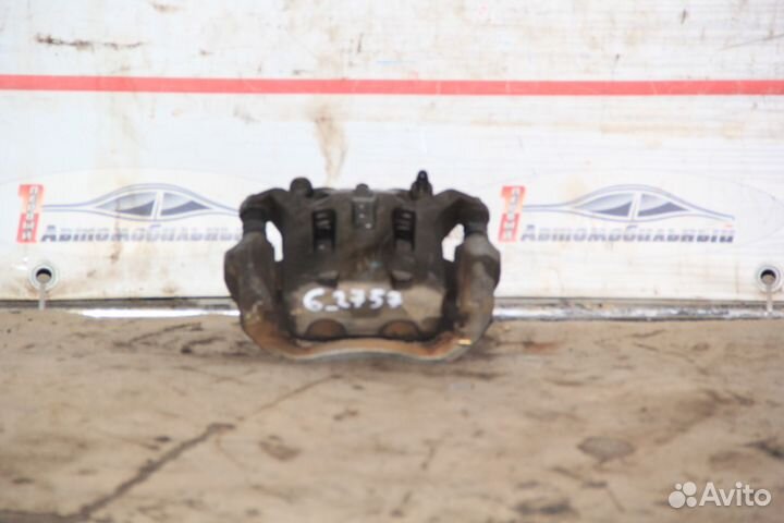 Суппорт перед лево c Nissan Fuga Y50 VQ25DE