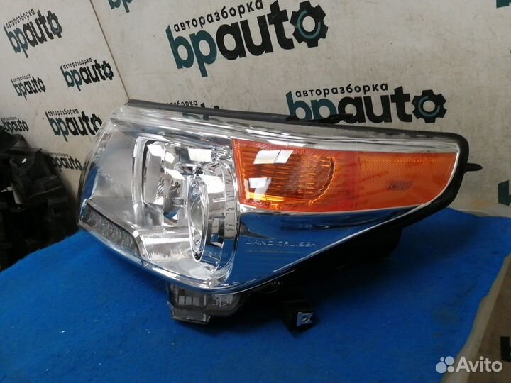 Фара ксенон левая правая комплект 81185-60F30
