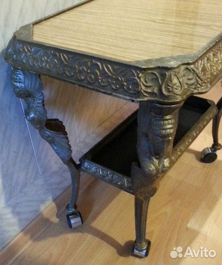 Старинный, винтажный стол, столик. металл