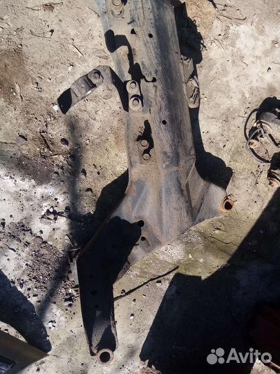 Подрамник Nissan Bluebird 1.8л