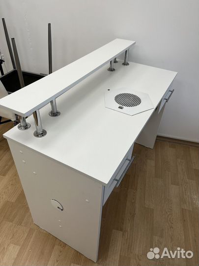 Маникюрный стол