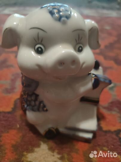 Копилка свинья и две статуэтки
