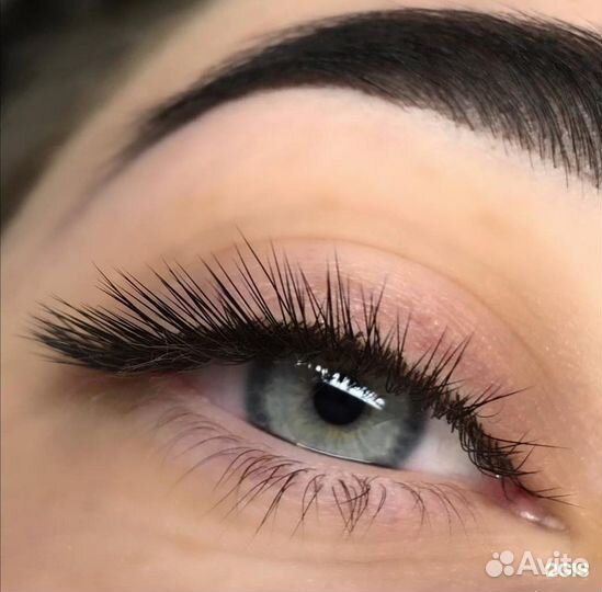 Мастер по наращиванию ресниц