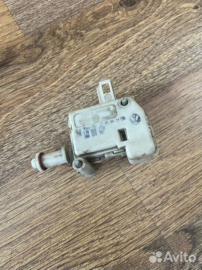 Замок лючка бензобака VW Touareg 7L 2004
