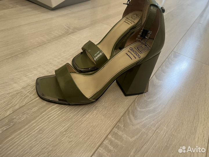 Босоножки хаки Graciana
