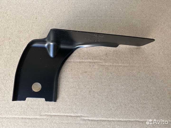 Кронштейн крыла передний левый Ford Focus 2