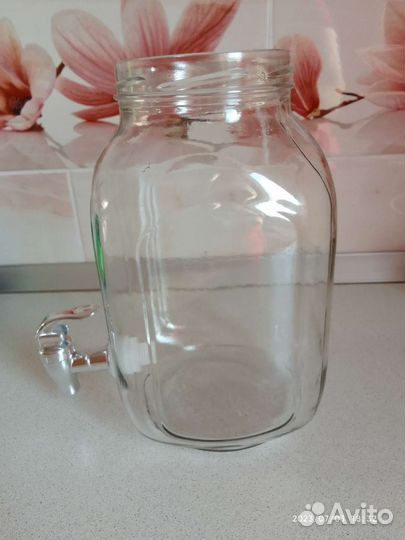 Банка с краником и подставкой