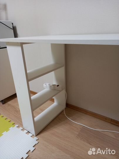 Стол и стеллаж