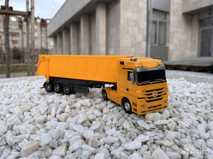 Игрушка фура на радиоуправлении