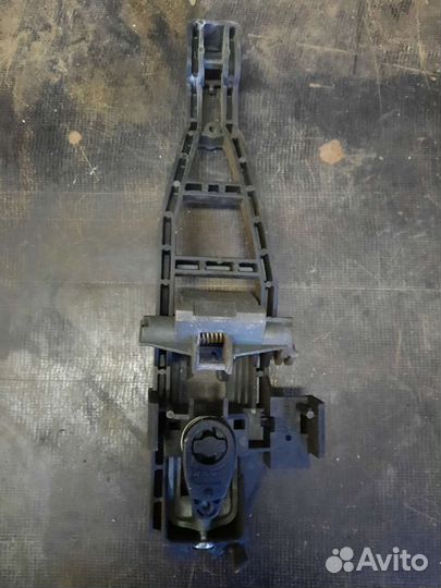 Кронштейн передней левой ручки Ford Focus 2