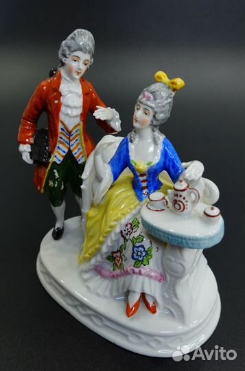 Старинная статуэтка Чаепитие фарфор дама и кавалер