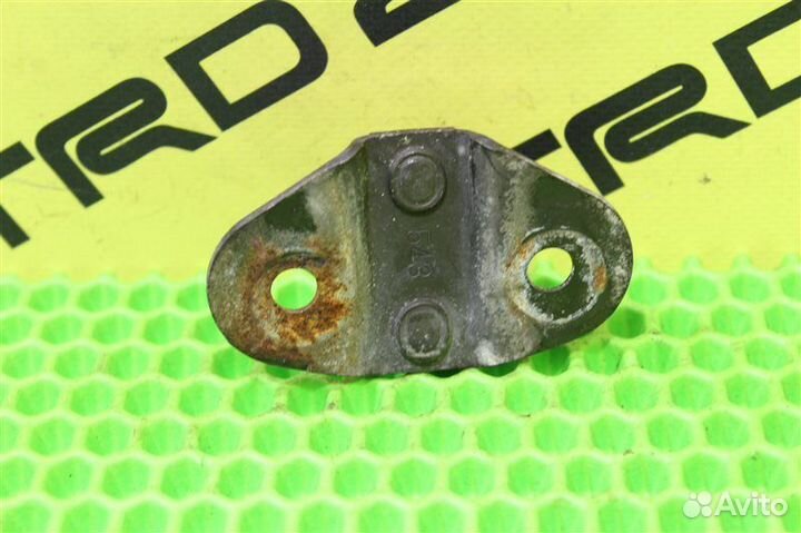 Петля замка багажника задняя Nissan Vanette SK82MN