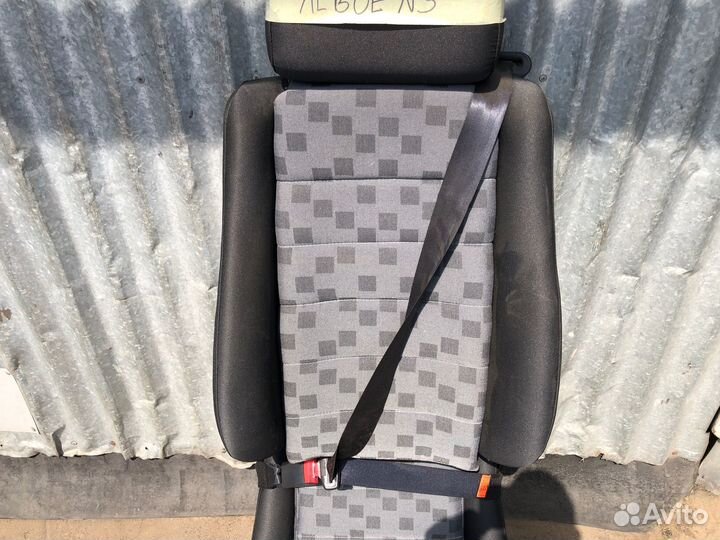 Сидение автомобильное с ремнем безопасности