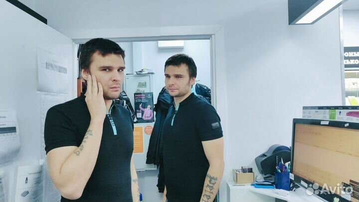 Ученик мастера по ремонту сотовых телефонов