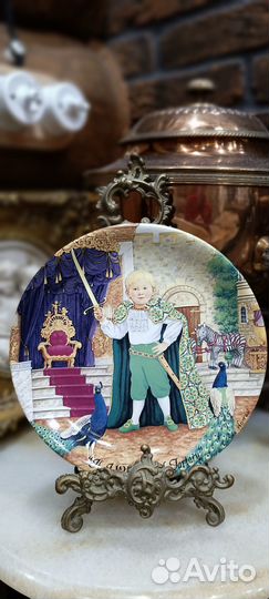 Тарелка настенная Англия Мальчик в доспехах Davenp