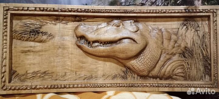 Резное панно из дерева