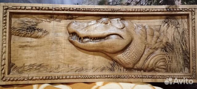 Резное панно из дерева