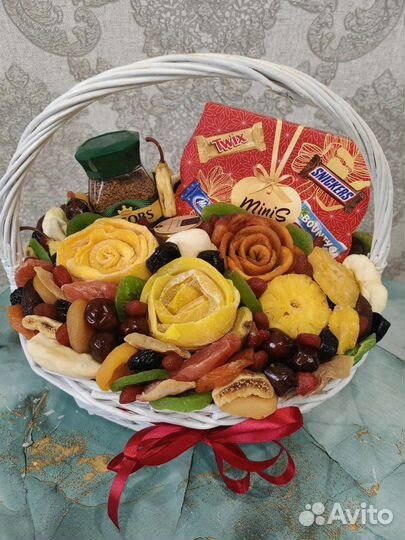 Корзина с сухофруктами и кофе