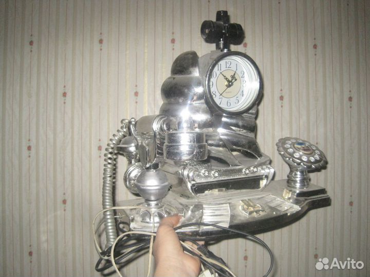 Телефон, часы, светильник