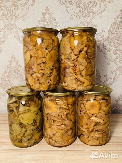 Грибы лисички маринованные, грузди соленые