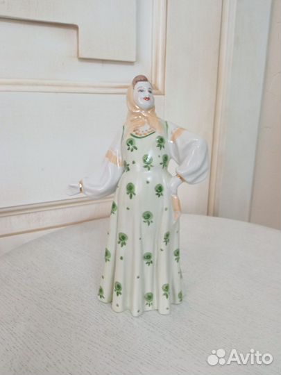 Статуэтка фарфоровая Плясунья Дулево