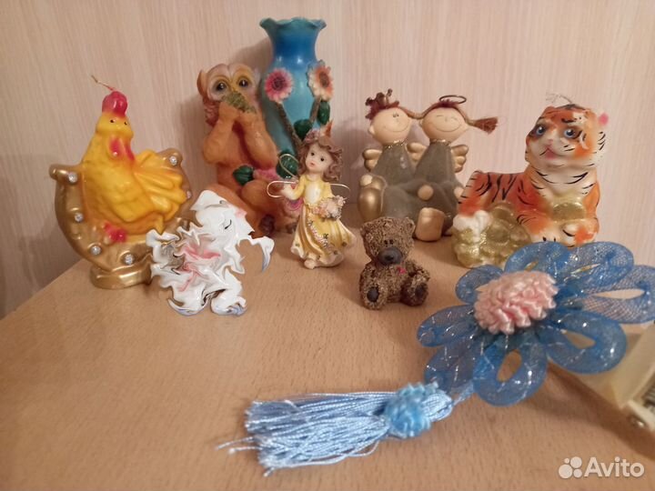 Статуэтки, брелки, зеркальце и шкатулочка