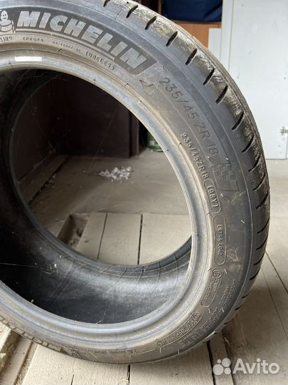 Michelin Pilot Sport 4 235/45 R18 98Y