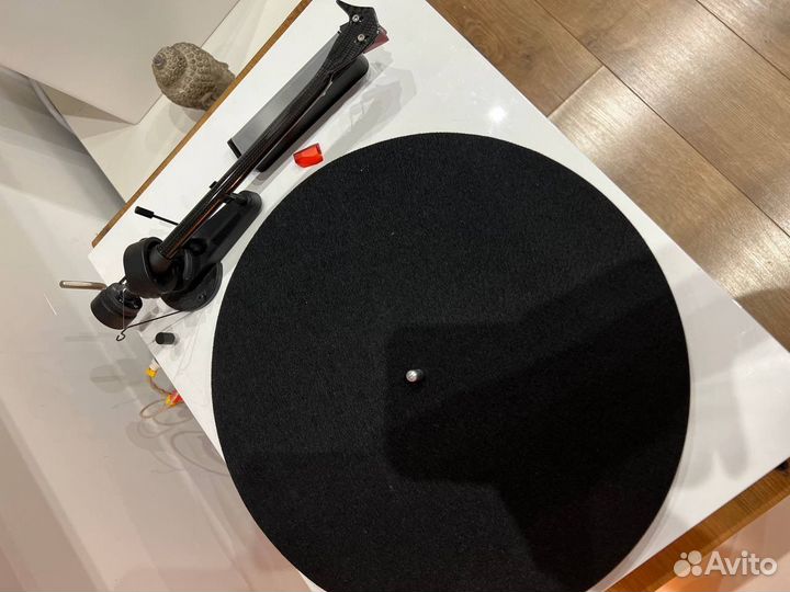 Виниловый проигрыватель pro ject debut carbon