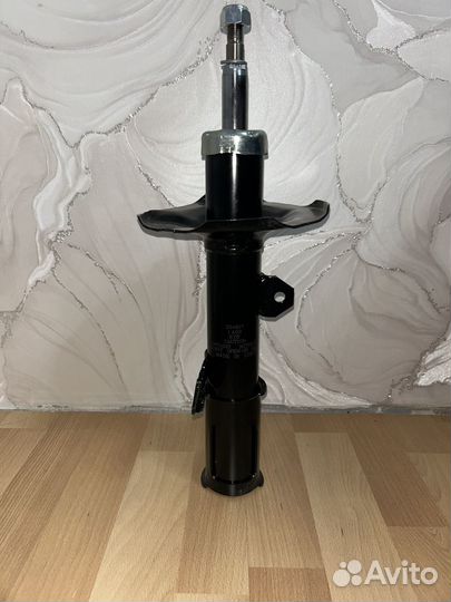 Правый амортизатор тойоты королла Е120