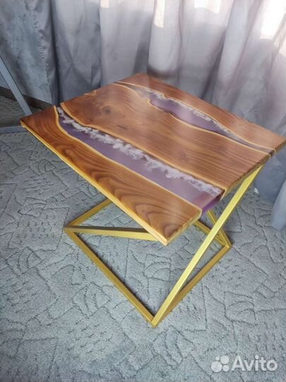 Стол журнальный с эпоксидной смолой
